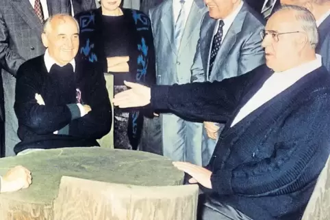 Stawropol, Juli 1990: An einem rustikalen Tisch frotzeln Helmut Kohl (rechts) und Michail Gorbatschow miteinander. Zuvor hatten 