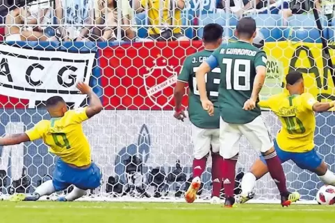 Neymar (rechts) erzielt in der 51. Minute das 1:0 gegen Mexiko.