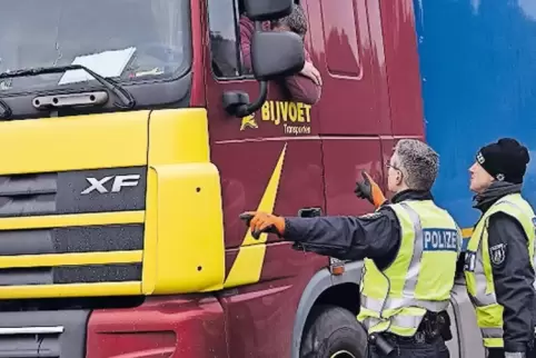 Kontrollen sollen die B 10 zwischen Landau und Pirmasens entlasten.