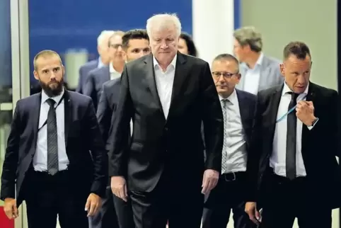 Bundesinnenminister Horst Seehofer (vorne) nach dem Treffen mit Kanzlerin Angela Merkel.