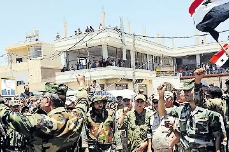 Regierungstruppen feiern in Daraa den Sieg gegen die Rebellen.