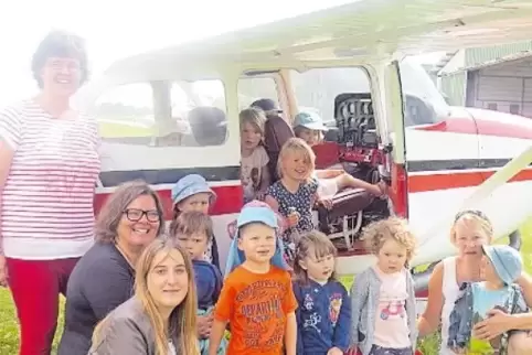 Die Kinder durften im Flugzeug auch mal „probesitzen“.