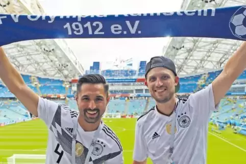 Olympianer sind überall: Benjamin Hüge (links) und Roman Cherdron vom FV Ramstein im WM-Stadion von Sotschi.
