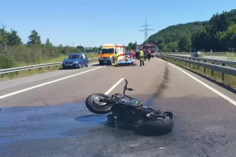 Der Unfallort: die Autobahn 8 bei Zweibrücken, kurz vor der Landesgrenze zum Saarland. Im Bild das ausgebrannte Motorrad. Foto: 