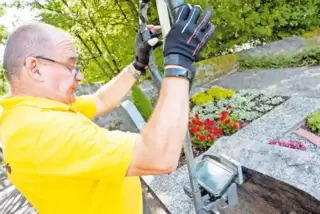 Setzt das eigens entwickelte Prüfgerät an einem Grabstein an: Torsten Köster.