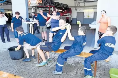 Wasser marsch! Beim Spieleparcours der Feuerwehrjugend wurde es schon mal nass – was den Nachwuchskräften angesichts der sommerl