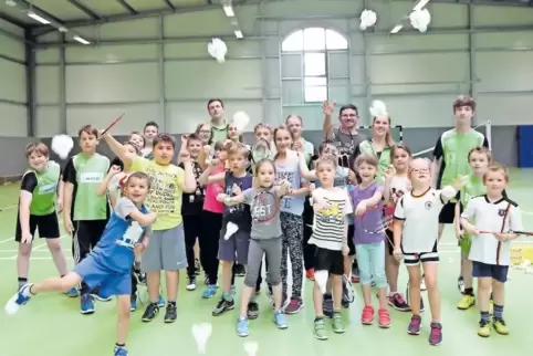 Bis zu 30 Nachwuchsspieler im Training: Waldsees Badminton-Nachwuchs macht die Rheinauenhalle voll.