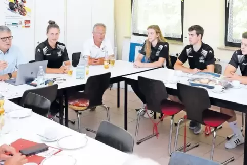 Prominente Besetzung: Vorsitzender Clemens Spiekermann mit Olympiasiegerin Miriam Welte, Landestrainer Frank Ziegler und den Lok