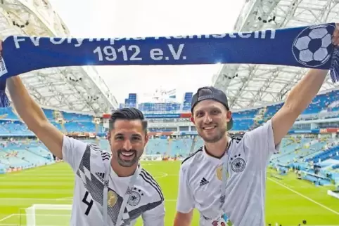 Benjamin Hüge (links) und Roman Cherdron aus Ramstein sahen die Partie Deutschland - Schweden im Stadion. Die WM haben beide mit