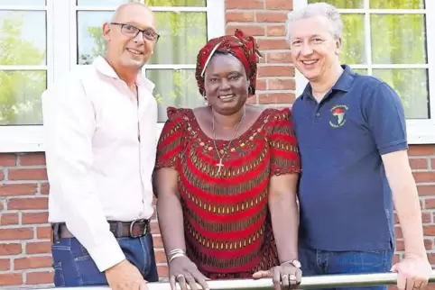 Clarisse Kantiono aus Burkina Faso besucht Schifferstadt. Beim Treffen sind Stephan Dohmen (links) von der Firma KSB, die Wasser