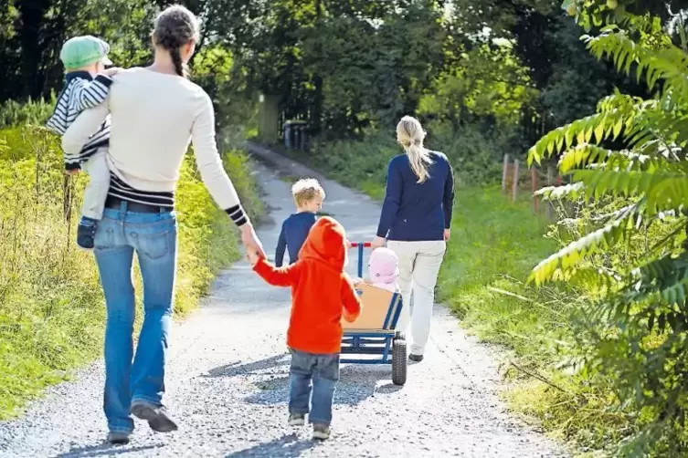 Auch Spaziergänge mit den zu betreuenden Kindern gehören zum Job einer Tagesmutter.