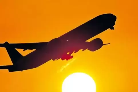 Weil er nicht auf die Mängel-Anzeigepflicht hingewiesen hat, muss ein Veranstalter einer Familie ihren selbst gebuchten Urlaubsr