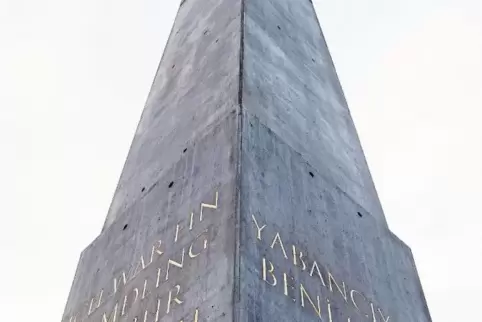 Der Stein des Anstoßes auf dem Kasseler Königsplatz.