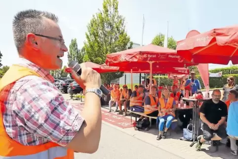 Ralf Köhler von der IG Metall spricht zu den Warnstreikenden.