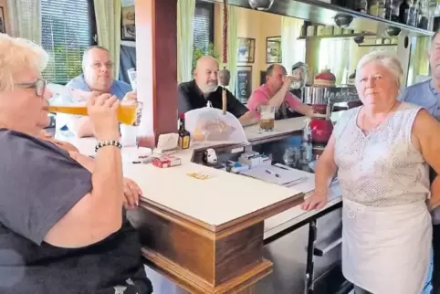 Ein Prost aufs Jubiläum: Stammkundin Ingrid Dettler (links) sowie Ulrike und Kurt Nagel in „Ulrikes Treff“.