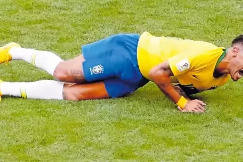 Echter Schmerz oder nur Theater? Neymar krümmt sich im Spiel gegen Mexiko.