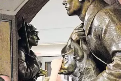 Die berühmte und begehrte Schäferhundschnauze in der Moskauer U-Bahn-Station Plotschtschad Rewoljuzii.