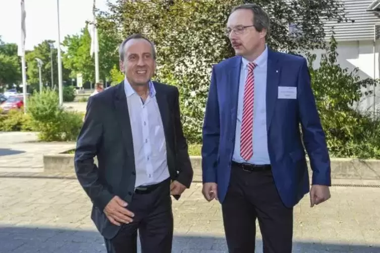 Wissenschaftsminister Konrad Wolf (links) wurde am Dienstagabend von Hochschul-Präsident Peter Mudra in Ludwigshafen begrüßt. Fo