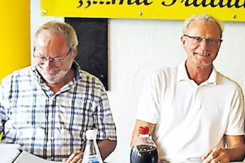 ... die Vertreter der Lotto-Elf Hermann-Josef Ganser (links) und Hans Peter Briegel.