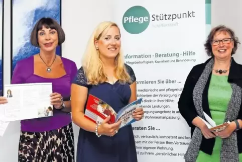 Helfen Pflegebedürftigen und ihren Angehörigen: (von links) Barbara Vonderschmitt, Désirée Urban und Claudia Schoeneberger.