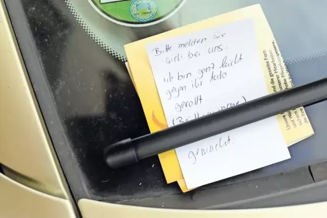 Die Pflicht, auf weitere Unfallbeteiligte zu warten, darf nicht mit einer Nachricht unterm Scheibenwischer umgangen werden. Die Pflicht, auf weitere Unfallbeteiligte zu warten, darf nicht mit einer Nachricht unterm Scheibenwischer umgangen werden.