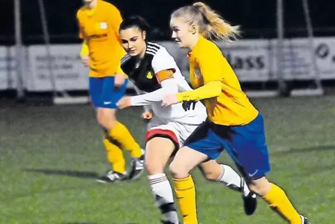 Die Ixheimer Damen (gelbe Trikots), hier gegen Dudenhofen, spielen nicht mehr in der Verbandsliga.