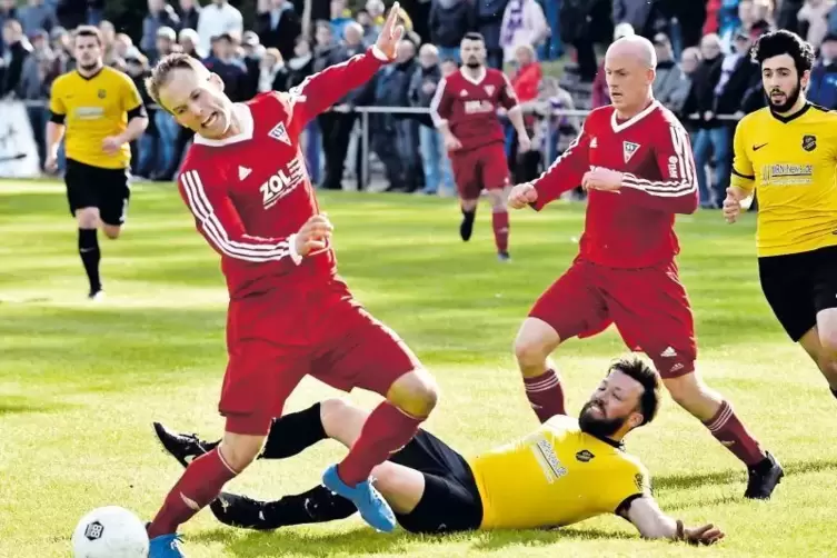 Schmerzhaft wie diese Aktion von Maudachs Christian Hammer (am Boden) im Pokalendspiel verlief die ganze Saison für den SV Weise