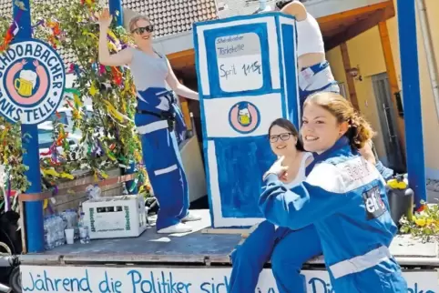 Haben ihren „Sprit“ beim Umzug zum Nulltarif angeboten: die Steinbacher Kerwemäd.