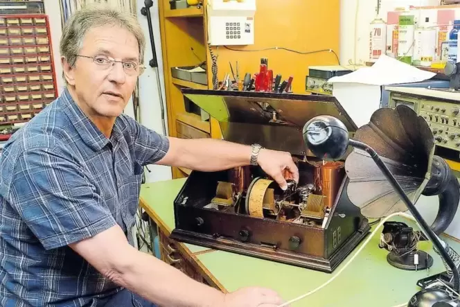 Mangels Museum muss Manfred Heidrich die Radios seiner Sammlung – hier ein Telefunken T9 von 1927 – derzeit in seiner Werkstatt Mangels Museum muss Manfred Heidrich die Radios seiner Sammlung – hier ein Telefunken T9 von 1927 – derzeit in seiner Werkstatt