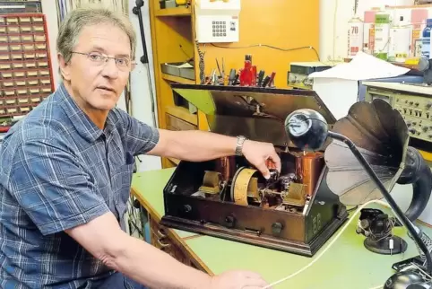 Mangels Museum muss Manfred Heidrich die Radios seiner Sammlung – hier ein Telefunken T9 von 1927 – derzeit in seiner Werkstatt 