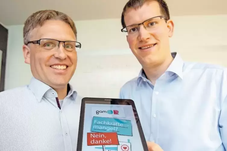 „Fachkräftemangel? Nein, danke!“: Sebastian Velten und Rasmus Schroeder (von links) wollen die Dienstplanung in Pflegeberufen op