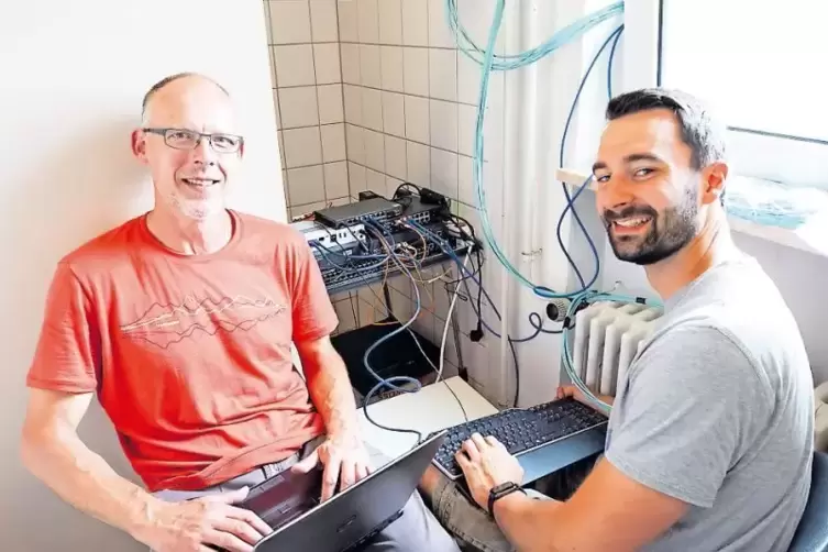 Schneller Internetzugang für alle Altstadtfestbesucher! Schon seit Anfang der Woche sorgen Frank Huber (links) und Michael Holz 