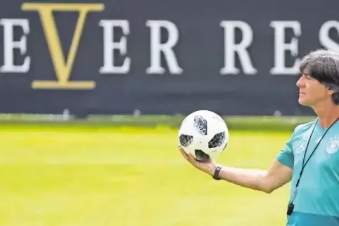 Fußball statt platter Parolen? Bundestrainer Joachim Löw muss seinen Stil verändern.