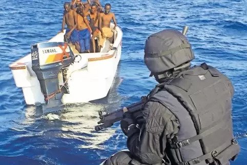 Von westlichen Soldaten gefasst: Somalische Piraten im Arabischen Meer. In Zweibrücken müssen sich jetzt Seeräuber verantworten,
