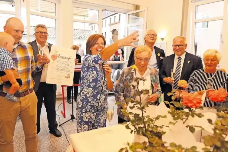 Ministerpräsidentin Malu Dreyer tauft die Tiefenthal-Rose. Dabei haben (von links) Leonard und Vater Bastian Bartsch, Ortsbürger