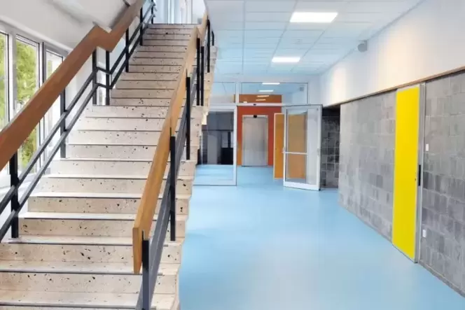 Die Kombination aus viel Neuem, gepaart mit Reminiszenzen an den ursprünglichen Gebäudecharakter gibt es auch im Eingangsbereich