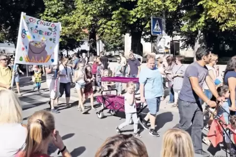 Der Kerweumzug – hier eine Gruppe der Grundschule – zieht am 19. August durch den Vorort.