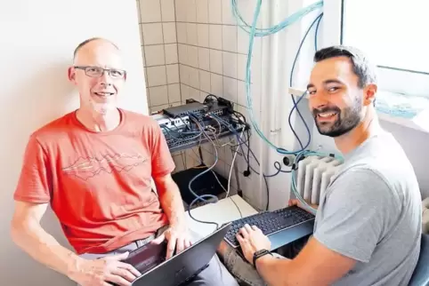 Schneller Internetzugang für alle Altstadtfestbesucher: Schon seit Anfang der Woche sorgen Frank Huber (links) und Michael Holz 