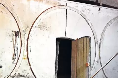 Versteckte Schätze: mannshohe Weinfässer im Keller.
