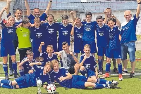 Die JSG Münchweiler/Rodalben nach dem Pokalsieg: (hinten von links) die Trainer Stefan Lehner, Karl-Heinz Wafzig, Christian Röck