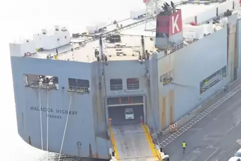 Die deutsche Autoindustrie ist in hohem Maß von Exporten abhängig. Das Foto zeigt VW-Autos im Hafen Emden.