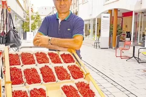Metin Ucar gestern vor seinem Laden in der Fußgängerzone: Er hat das Obst und Gemüse gefilmt, das am Mittwochnachmittag durch di