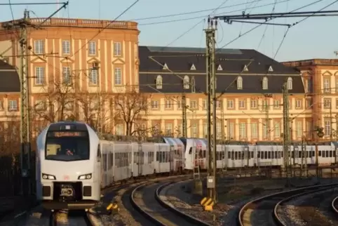 In der Regel alle zwei Stunden fährt ein Regional-Express von Mannheim nach Saarbrücken. Doppeleinheiten wie hier auf dem Foto g