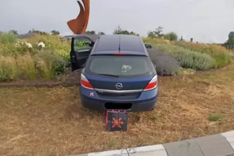 In einem Ortsteil von Billigheim-Ingenheim wurde ein Opel nei einem Unfall auf einen Kreisel bugsiert. Foto: POLIZEI 