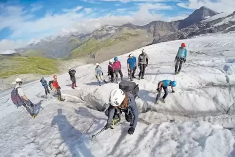 Auch das Gehen mit Steigeisen auf einem Gletscher will gelernt sein. Ebenso der richtige Umgang mit dem Eispickel. Unser Foto ze
