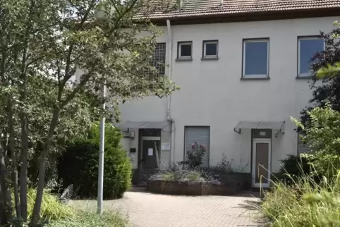 Dieses Haus in der Grünstadter Straße wollte die Gemeinde schon längere Zeit loswerden. Foto: BOLTE