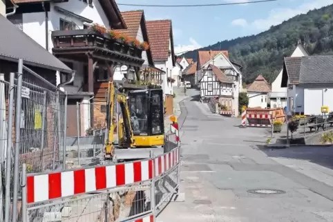 Seit einigen Tagen wird an der Dorfstraße in Iggelbach gearbeitet.