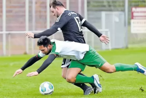 Sven Otto (vorne) und die DJK Eppstein sind in der Spielzeit 17/18 ein paar Mal gestolpert.