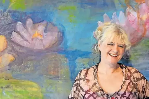 Eva Clemens vor ihrem Bild „Wasserfarben“.