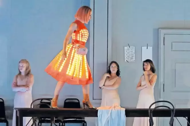 Nicht nur das Kleid funkelt: Sabine Devieilhe bei ihrem Rollendebüt als Zerbinetta in »Ariadne auf Naxos«. Nicht nur das Kleid funkelt: Sabine Devieilhe bei ihrem Rollendebüt als Zerbinetta in »Ariadne auf Naxos«.